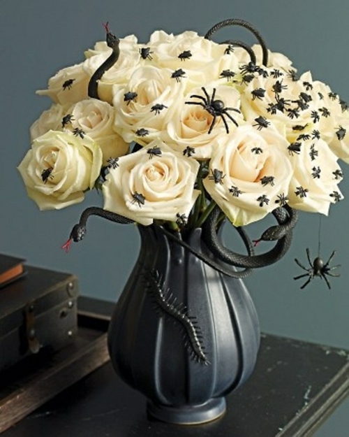 halloween tischdeko weiße rosen und deko insekten