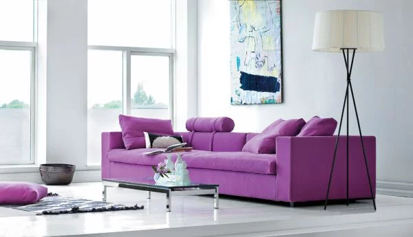 herbstfarben neue trends violette couch und moderne wandkunst