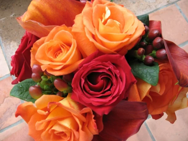 hochzeit im herbst erstaunlich brautboquet rosen orange rot
