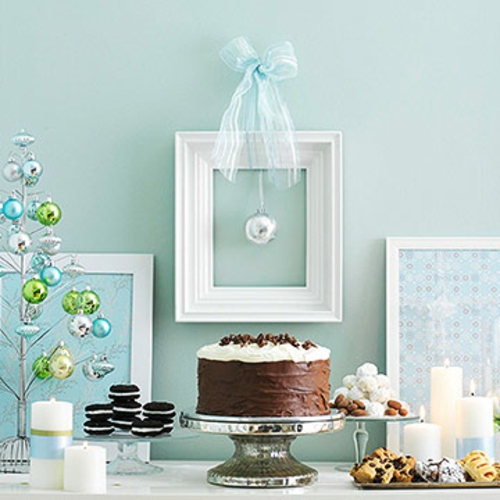 leichte Wanddekoration zu Weihnachten bilderrahmen weiß band torte