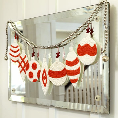 leichte Wanddekoration zu Weihnachten ornamente weiß rot