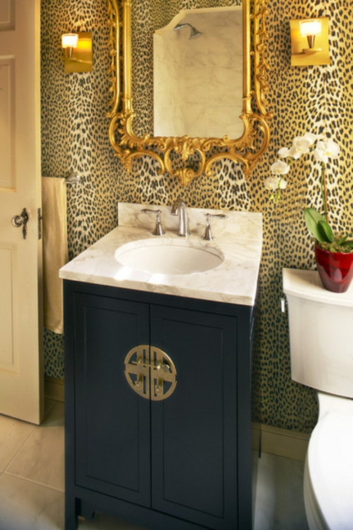 leoparden muster luxus tapete und vergoldeter spiegel