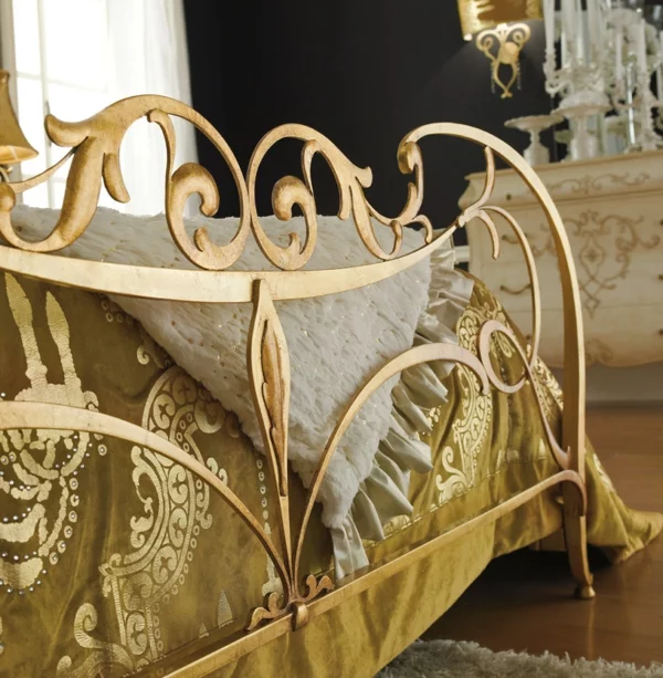 luxus einrichtungsideen vergoldeter bettrahmen mit ornamenten