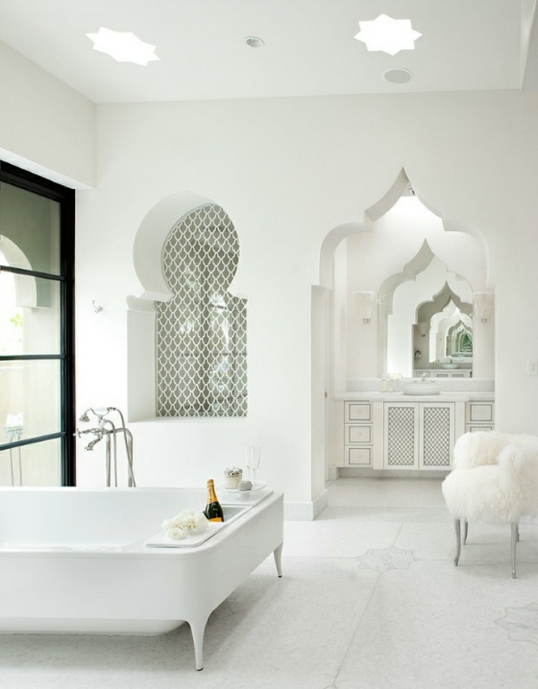 marokkanisches haus fell hocker und geräumige badewanne