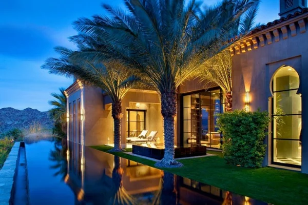 marokkanisches haus infinity pool und palmen