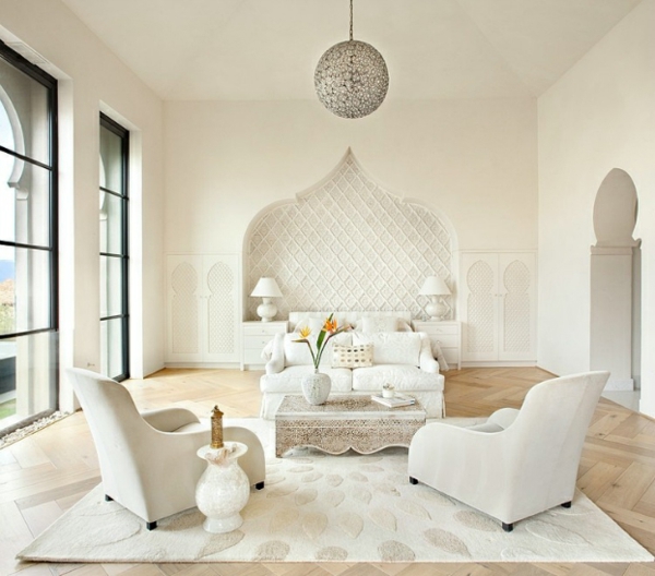 marokkanisches schickes haus weißer hochflor teppich runder kronleuchter
