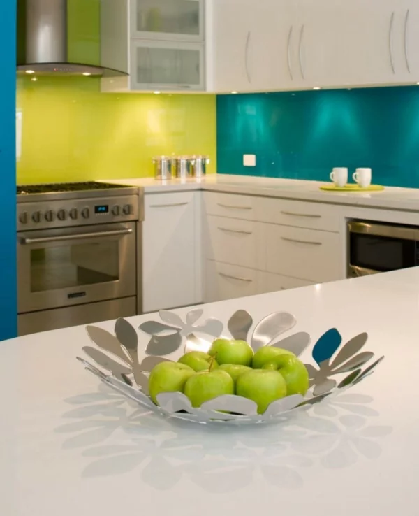 moderne farben hochglanz küchenrückwände in blau und gelbgrün