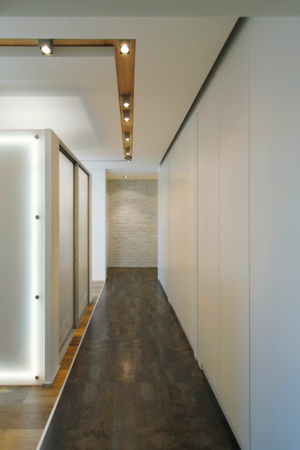 modernes cooles apartment schmaler flur ziegelwand in weiß