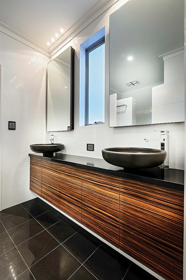 modernes architektenhaus beleuchtung bad spiegel waschbecken schwarz