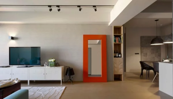 modernes wohnen großer spiegel mit breitem holzrahmen in orange