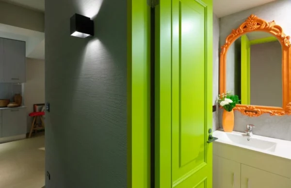 modernes wohnen limettefarbene tür oranger spiegelrahmen