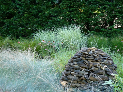 nachhaltiger garten gräser und natursteine stapel