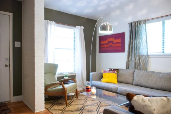 professioneller homestyle graue couch und bogenlampe aus stahl