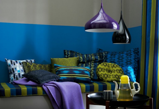 raumgestaltung mit farben blau grün sofa lila