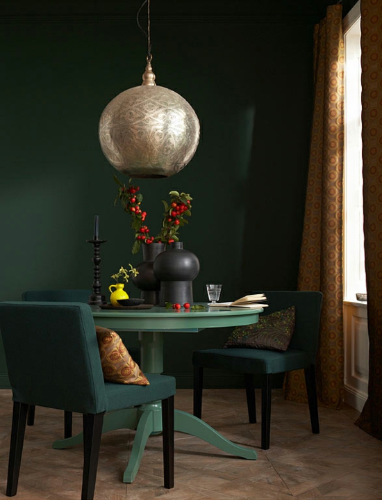 raumgestaltung mit farben grün nuance wandfarbe tisch