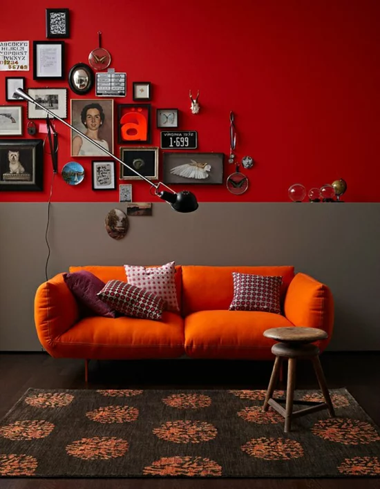 raumgestaltung mit farben orange rot sofa kissen deko wand