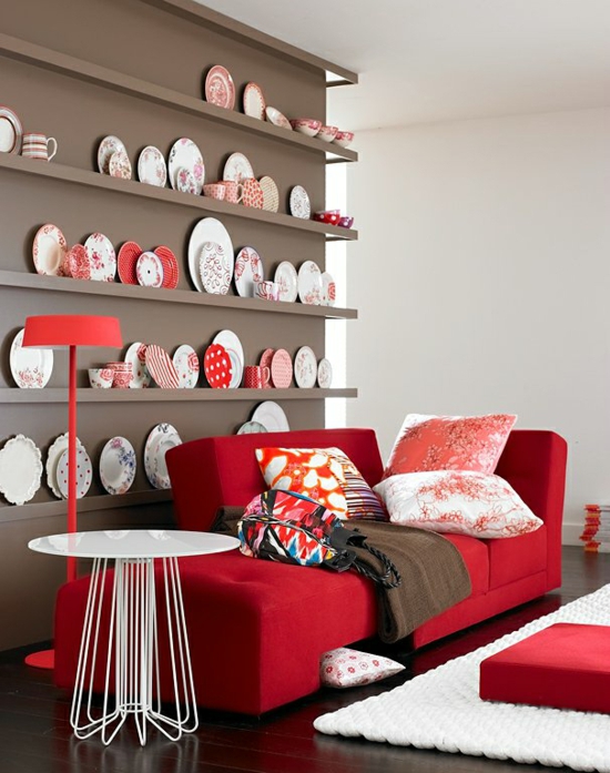 raumgestaltung mit farben rot weiß teller sofa wand deko