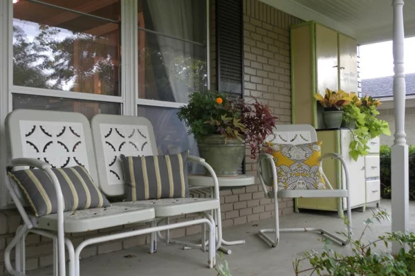 retro style elegante metall sitzmöbel auf der veranda