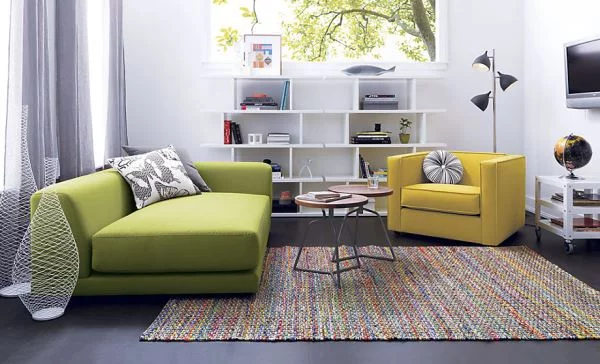 schicke grüne möbel breites sofa bunter gewebter teppich