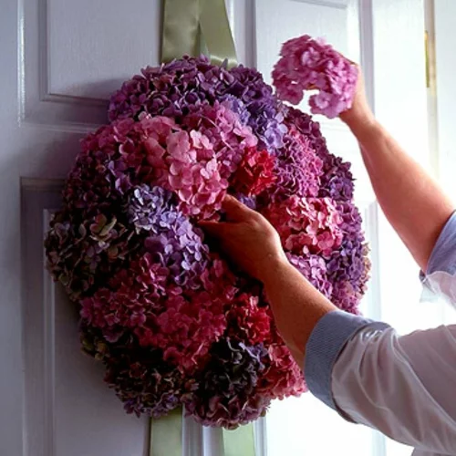 schicke kranz dekoration mit violetten und lila hortensien