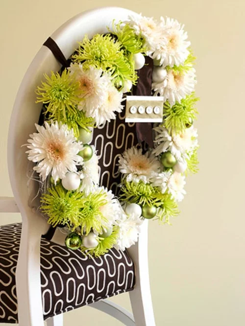 schicke kranz dekoration weiße und grüne chrysanthemen