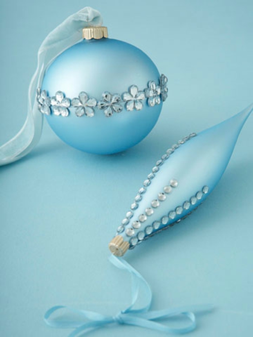 schicke weihnachtskugeln mit glasperlen beschmückt