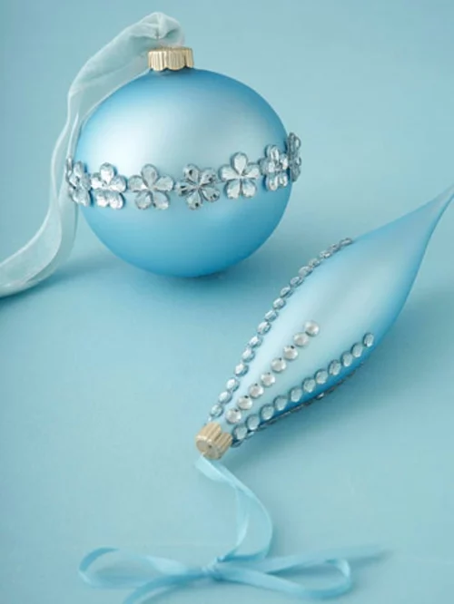 schicke weihnachtskugeln mit glasperlen beschmückt