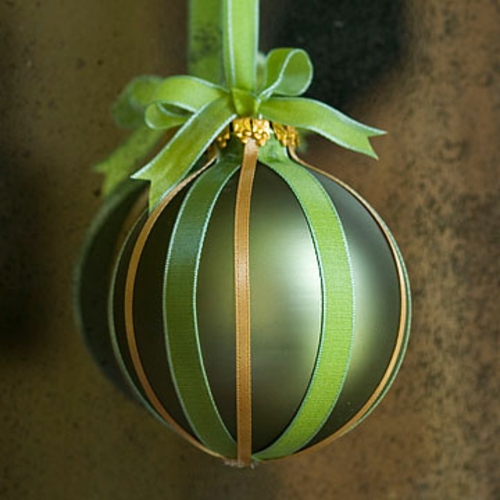 schicke weihnachtskugeln mit stoffbändern in grün und gold