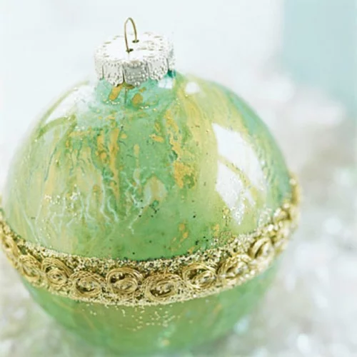 schicke weihnachtskugeln verwirbelte goldene ornamente