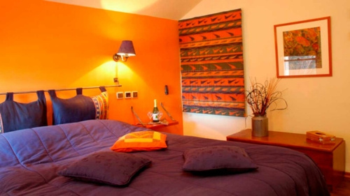 schlafzimmer in orange originell warm einrichtung wandgestaltung wandlampe