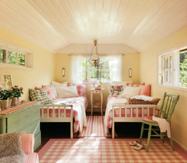 schwedisches gartenhaus karierter teppich in rosa und weiß