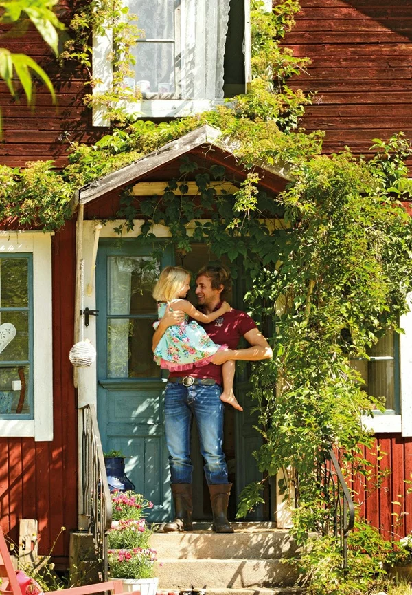 schwedisches gartenhaus spitze überdachung am eingang