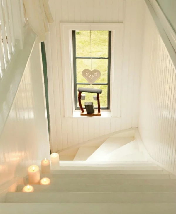 schwedisches gartenhaus wendeltreppe in weiß und stumpenkerzen