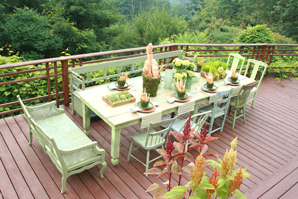 stilvolle dekoideen essen auf der veranda in seladongrün