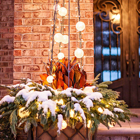 weihnachten außendekoration mit leuchtenden schneebällen