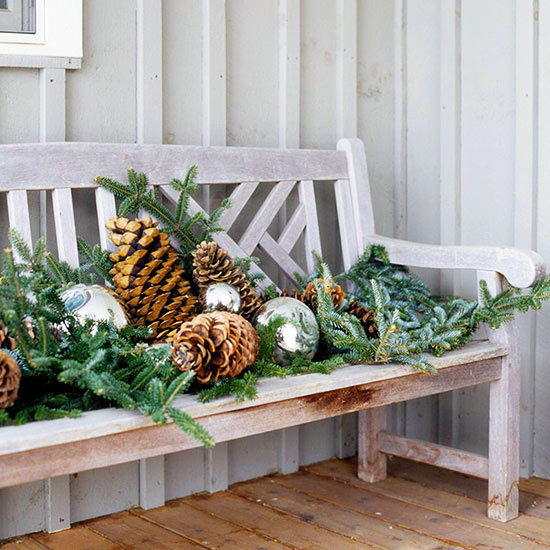 weihnachten außendekoration sitzbank mit tannenbaumästen zapfen und anhänger bällen