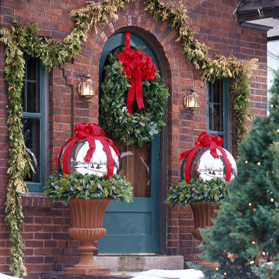 weihnachten verzierung ornamente eingang rot übergroß kranz