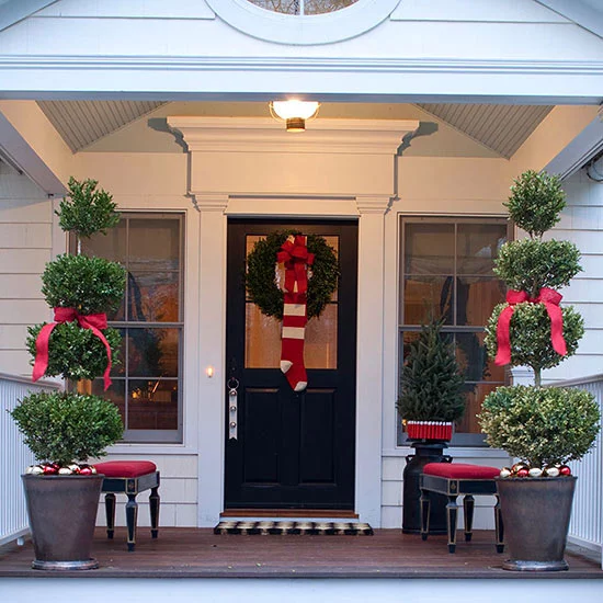 weihnachten verzierung ornamente eingang veranda immergrün pflanzen rot