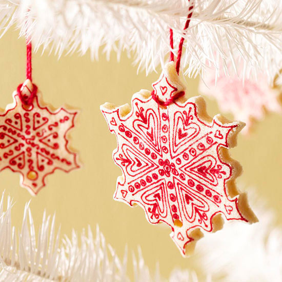 weihnachtsdeko basteln filigrane schneeflocken rot verziert