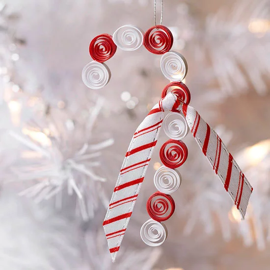 weihnachtsdeko basteln zuckerstange aus papier und stoff in rot und weiß