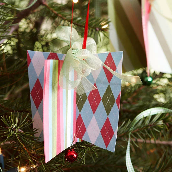 weihnachtsdekoration aus papier alte geschenktüten