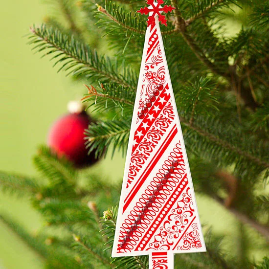 weihnachtsdekoration aus papier dreieck tannenbaum rot