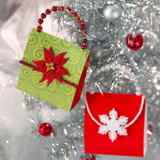 weihnachtsdekoration aus papier glänzende täschchen mit glocken