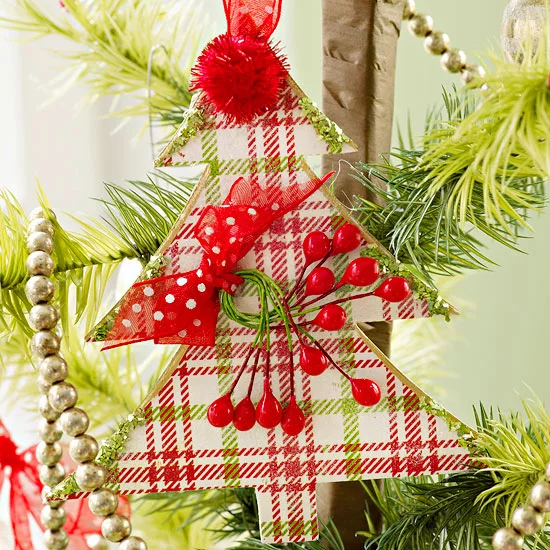 weihnachtsdekoration aus papier karierter tannenbaum mit roten akzenten