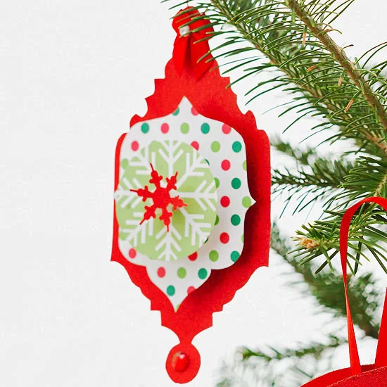 weihnachtsdekoration aus papier medallion mit rotem schneeflockchen