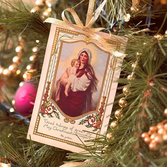 weihnachtsdekoration aus papier postkarte mit goldener schleife