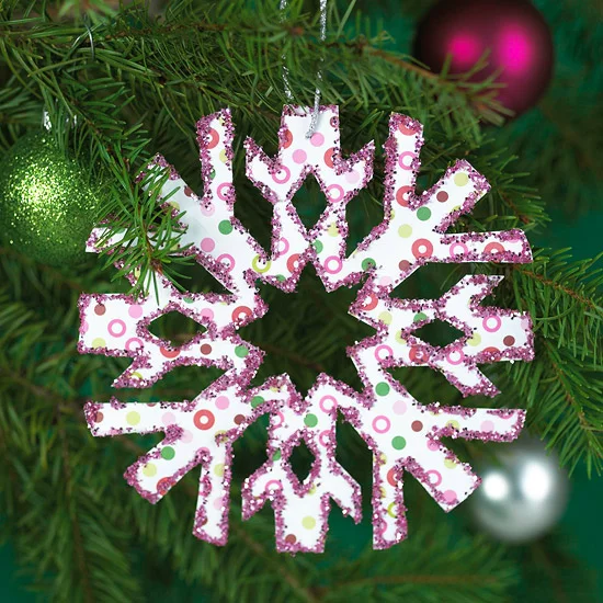 weihnachtsdekoration aus papier stilisierte schneeflocke mit lila glitzer