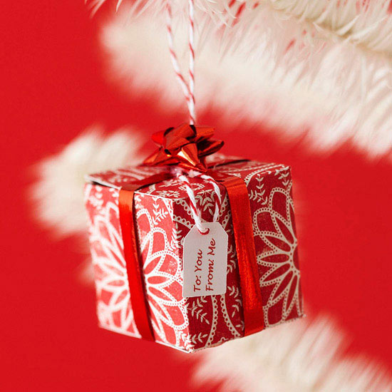 weihnachtsdekoration basteln geschenk klen kärtchen rot