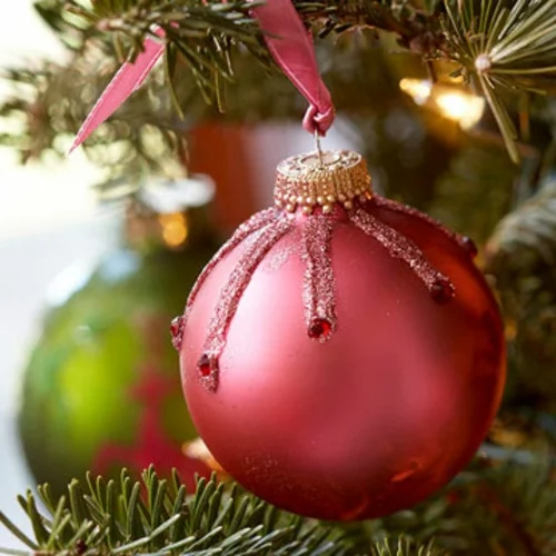  weihnachtsdekoration tannenbaum ballrot glanz ornamente
