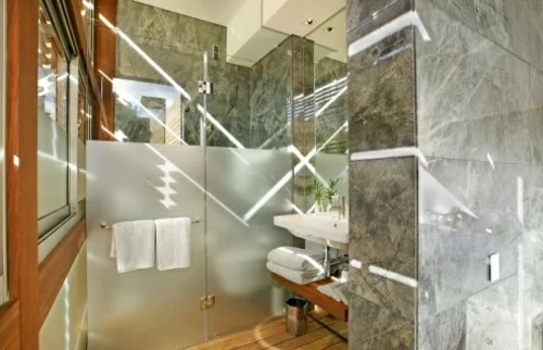 wellness einrichtung badezimmer haus design mattiert glaswand